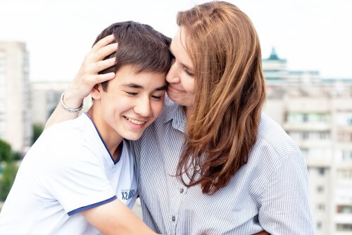 mère et son fils dans les bars l'un de l'autre, souriants