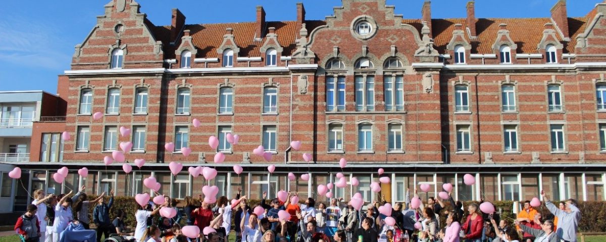 Des personnes devant l'hôpital pour un événement de lutte contre le cancer