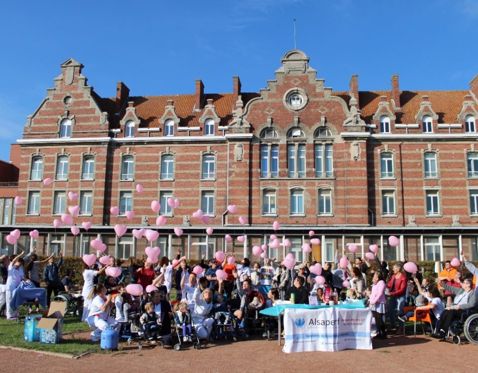 Des personnes devant l'hôpital pour un événement de lutte contre le cancer