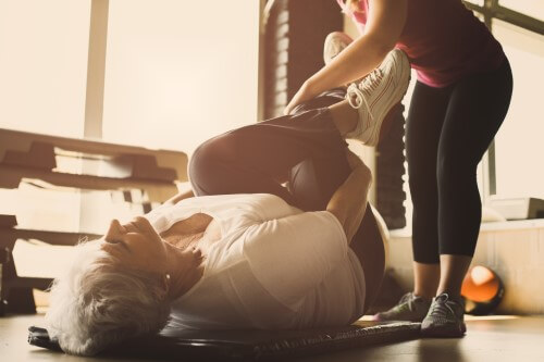 séance de sport et rééducation pour une dame et sa kiné
