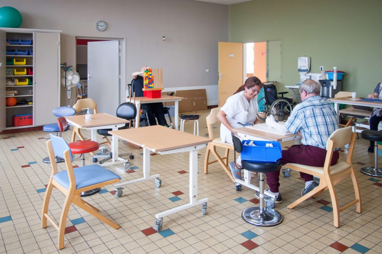 Une infirmière aide un patient