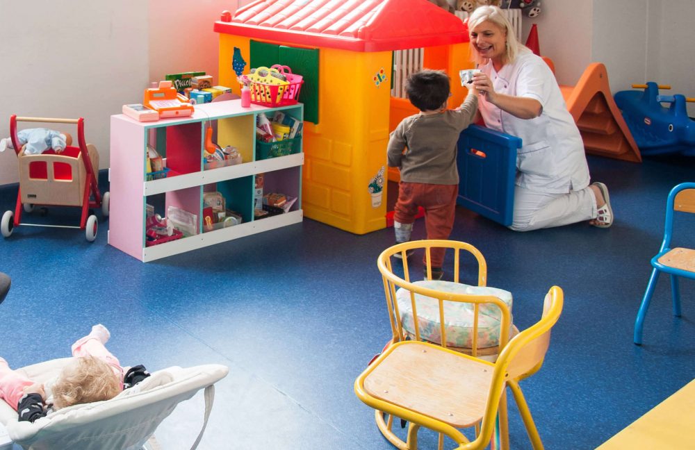 Le personnel hospitalier joue avec un enfant à la maternité